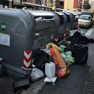 Ecoisole con rifiuti depositati fuori