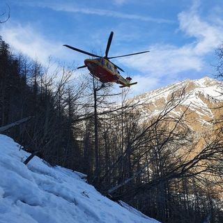 Precipita da una cascata di ghiaccio in Val Varaita, nel Cuneese: alpinista di Carmagnola in codice rosso dopo un volo di oltre 100 metri