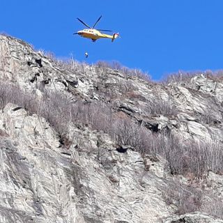 Doppio intervento del Soccorso Alpino a Pont: recuperata una donna ferita in parete e soccorso un uomo colpito da infarto