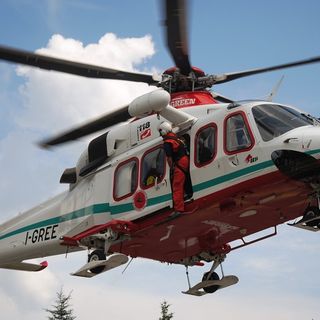 Rimangono sospesi nel vuoto a 100 metri d'altezza su una teleferica: salvati due turisti a Frassinetto