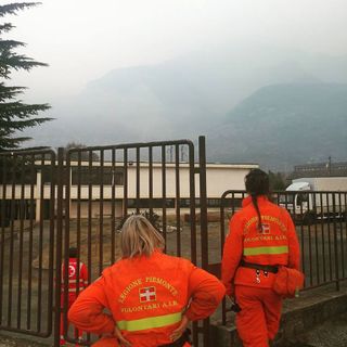 Incendi, evacuate borgate in Val di Susa. A Torino polveri sottili 4 volte sopra il consentito. Chiamparino: chiederemo stato di calamità. L'Arpa: &quot;Per ora l'aria non contiene sostanze nocive&quot;