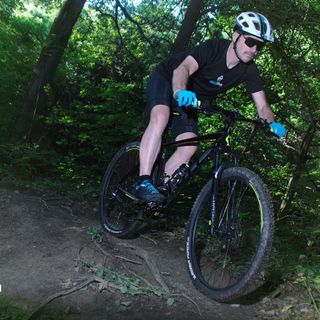 atleta in mountain bike