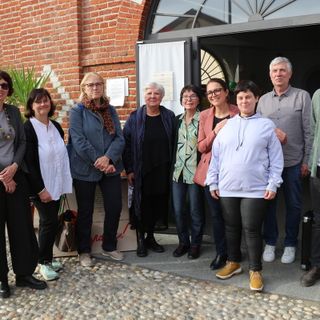 Tante persone davanti all'ingresso dell'Emporio Solidale