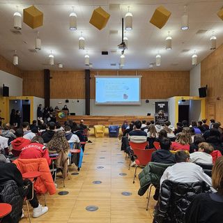 sala gremita di ragazzi seduti in diverse file