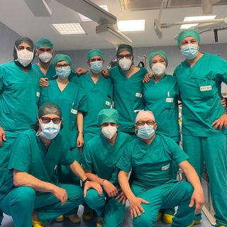 medici con camice e mascherine da sala operatoria