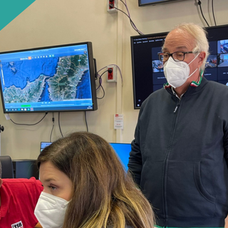 tre persone in un centro di coordinamento