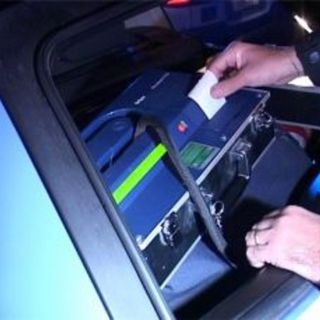 Guida uno Scudo completamente ubriaco: arrestato dalla polizia