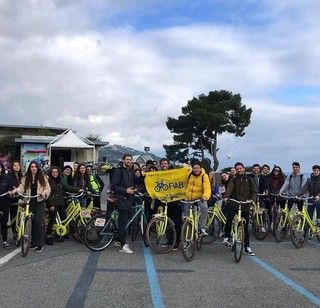 Gli Eugenio in Via di Gioia arrivano al Festival di Sanremo... in bici