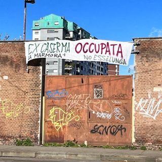 Il comitato EsseNon occupa l'ex Caserma Lamarmora: &quot;No alla cementificazione del giardino. Restituiamo l'area ai cittadini&quot;