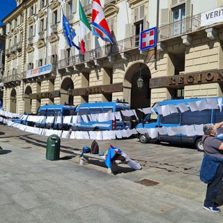 le lettere di licenziamento che furono appese davanti alla Regione Piemonte