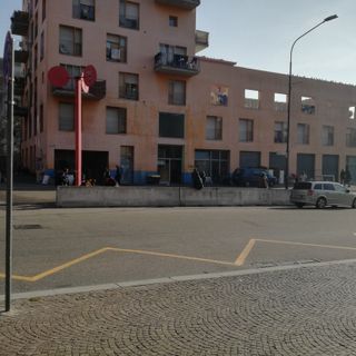 Ancora un giorno movimentato all'ex Moi, tra &quot;gavettoni&quot; e trattative