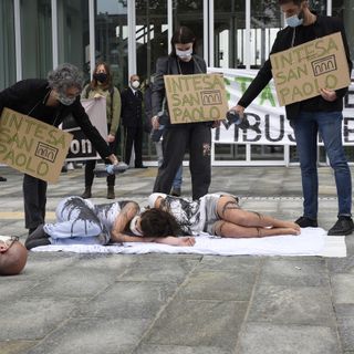 Botta e risposta tra Intesa Sanpaolo e il movimento Extinction Rebellion: ecco la controreplica dei manifestanti per il clima
