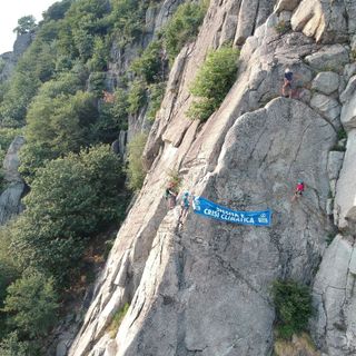 “Siccità è crisi climatica. Siamo appesi ad un filo”: Extinction Rebellion sulle pareti di Rocca Sbarua
