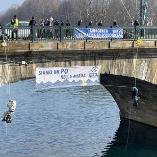 Clima: protesta Extinction Rebellion, attivisti si calano sul Po e bloccano la circolazione [VIDEO]