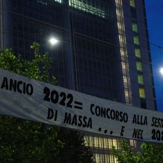Extinction Rebellion, blitz all'alba fuori dal grattacielo di Intesa Sanpaolo: striscione e scritte contro la banca