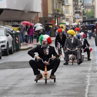 Il &quot;circo&quot; del G7: gli attivisti per il clima si vestono da pagliacci e occupano la tettoia della Rai