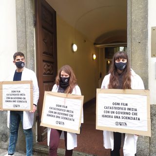 Azione di Extinction Rebellion con i dottorandi: "Basta parole, ascoltate gli scienziati sull'emergenza climatica" [VIDEO]