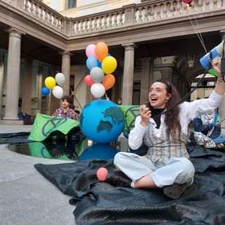 Nel giorno dell'assemblea degli azionisti, gli attivisti per il clima occupano il museo di Intesa Sanpaolo [VIDEO]
