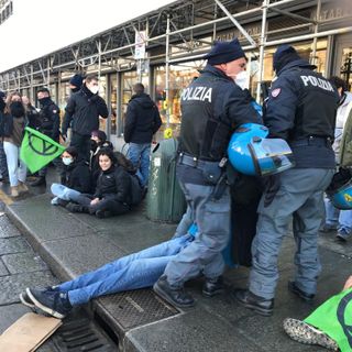 L'iniziativa in piazza Castello degli Extinction Rebellion Torino