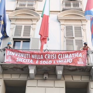 Ambientalisti scalano il palazzo della Regione e si incatenano al balcone: &quot;La siccità è solo l'inizio&quot;