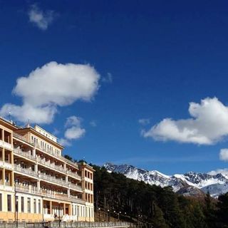 I dipendenti si sono licenziati. L’albergo Pra Catinat diventerà di nuovo un fantasma?