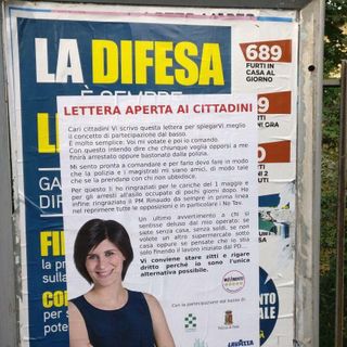 Falso manifesto di Appendino sui muri di Torino