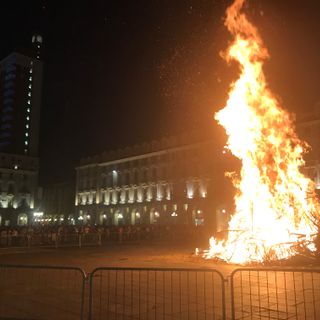 Il Farò di San Giovanni è caduto verso Porta Nuova: per Torino sarà un anno fortunato