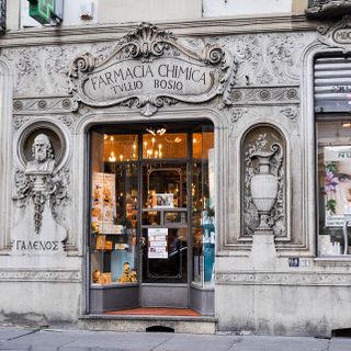 La storica Farmacia chimica Tullio Bosio impreziosisce via Garibaldi dal 1715