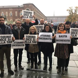 Fassino in piazza insieme ai Si Tav: &quot;Questa è la Torino che rifiuta il declino&quot;