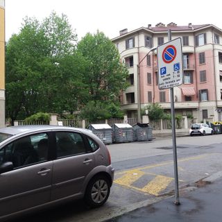 Via Montevideo, dalla fermata in disuso per disabili a nuovi posti auto per tutti