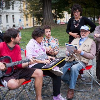 Gente che canta e suona la chitarra