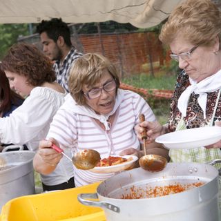 Sabato e domenica torna la &quot;Festa dei Vicini&quot; : 5.500 persone in strada tra pranzi, cene e merende sinoire condivise