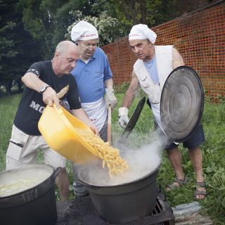 Le cene conviviali che fanno bene al quartiere: tutte le Feste dei Vicini in Circoscrizione 8