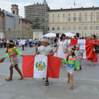 celebrazioni in piazza Castello con la bandiera del Perù