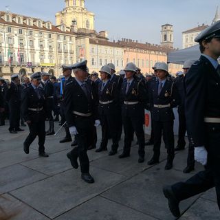 Denunciato il titolare cinese della sartoria che confeziona le divise dei vigili urbani di Torino