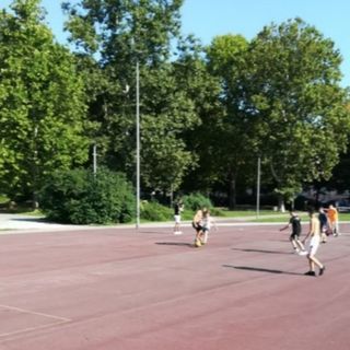 ragazzi che giocano in un campo sportivo ragazzi che giocano in un campo sportivo