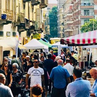 Festa di via con bancarelle