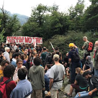 Marcia No Tav, i manifestanti assaltano il cantiere: la polizia risponde con i lacrimogeni
