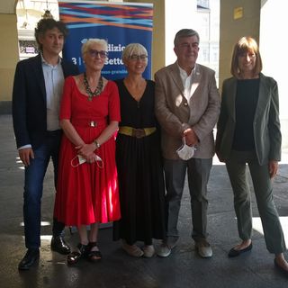 tre persone in piedi vicine