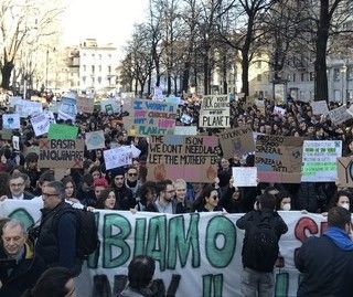 E’ il giorno dei Fridays for Future: la carica dei “ragazzi di Greta” sfila per Torino