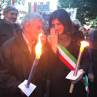 A Torino fiaccolata in ricordo del 25 aprile, Appendino e Chiamparino in corteo: “La festa appartiene a tutto il Paese” (FOTO e VIDEO)