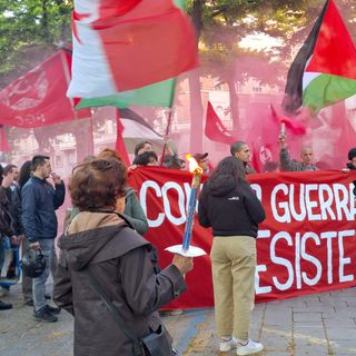 Scontri alla fiaccolata per il 25 aprile, gli antagonisti respingono le bandiere di Ucraina e Nato