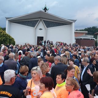 Pavone: marcia di solidarietà per il tabaccaio che ha sparato al ladro, uccidendolo [VIDEO]