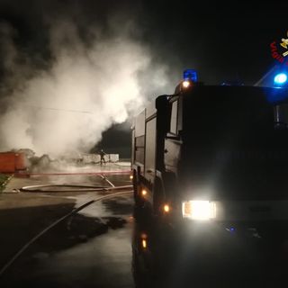 Chiusa San Michele, va a fuoco del materiale plastico