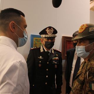 Generale Figliuolo con medici e autorità