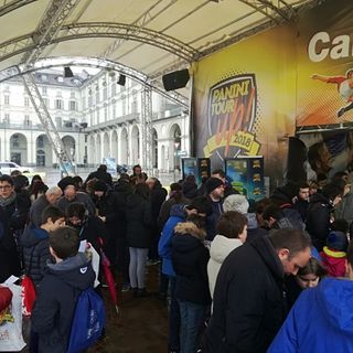 Sotto la pioggia in piazza Vittorio si rinnova il rito dello scambio delle figu