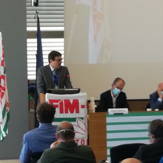 convegno della Fim Cisl con bandiere e relatori