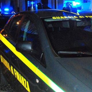 Pesce confezionato in una toilette, saponette e farine sconosciute: sequestrate 7 tonnellate di prodotti falsi made in Italy