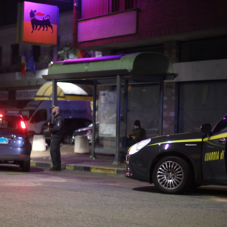 Pinerolo, fermato a un controllo della Finanza strattona i baschi verdi: denunciato per resistenza a pubblico ufficiale