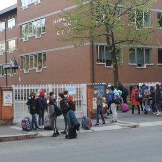 Famiglie che accompagnano i bambini a scuola